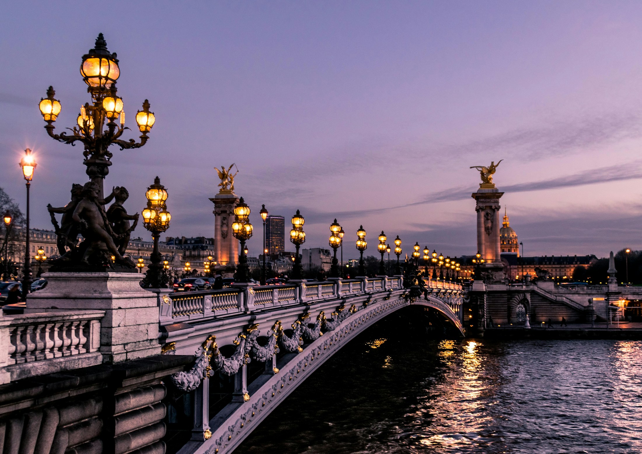 Les toits et l’architecture de Paris à la lumière du soir